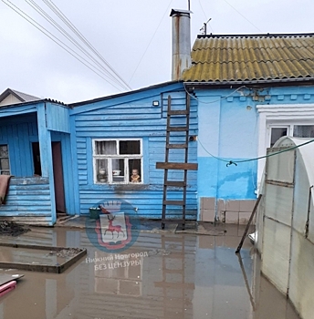 В Московском районе вода окружила дом с малолетними детьми