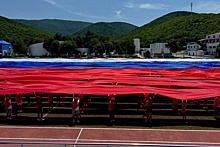 В Анапе развернули самый большой по площади флаг России в истории