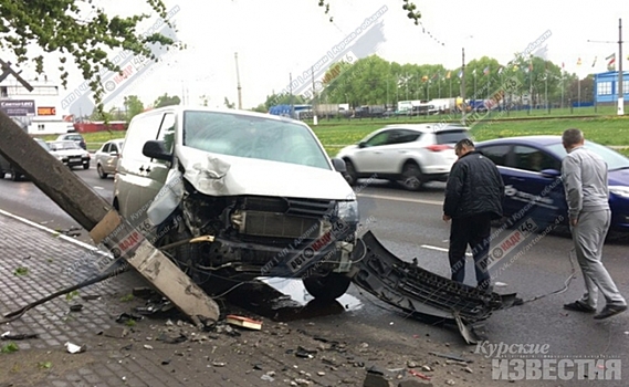 В Курске водитель микроавтобуса снес столб