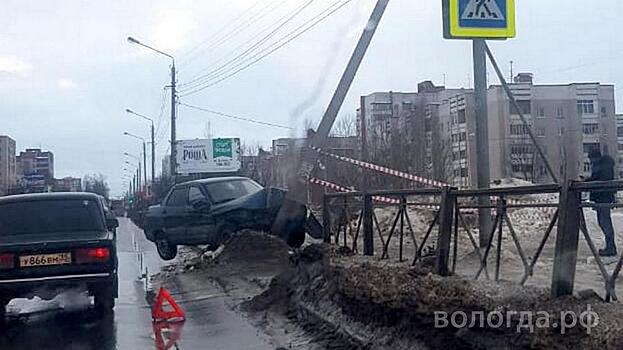 В Вологде легковушка снесла столб на ул. Конева, есть пострадавшие