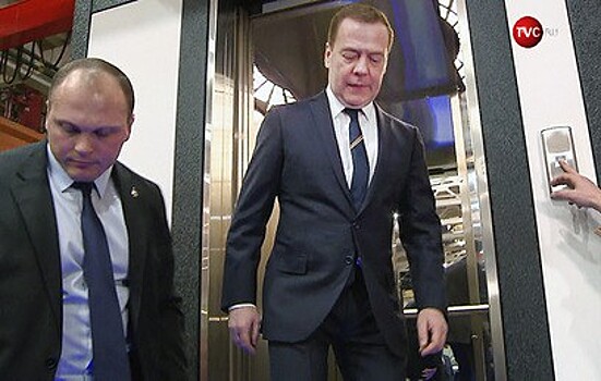 Казус Медведева в лифте попал на видео