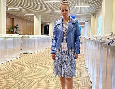 Привет, Коко Шанель: Юлия Барановская в маленьком черном платье завлекла ведущего модной премии