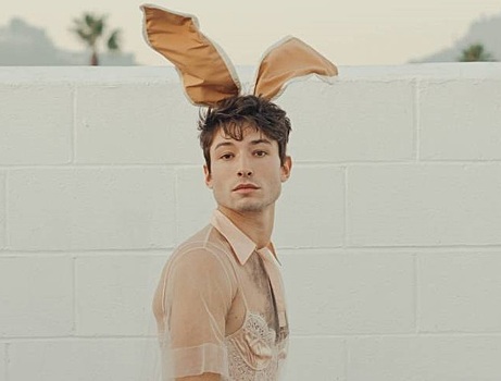 Звезда «Фантастических тварей» Эзра Миллер примерил шпильки, платья и ушки на съемках для Playboy