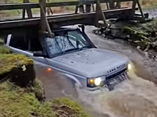 Land Rover Discovery не смог преодолеть ручей и застрял под пешеходным мостом