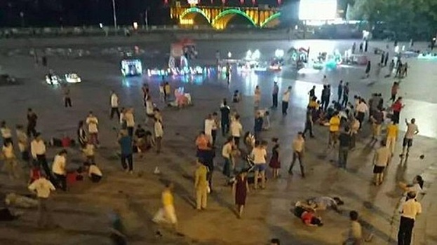 Внедорожник въехал в толпу в Китае, есть погибшие