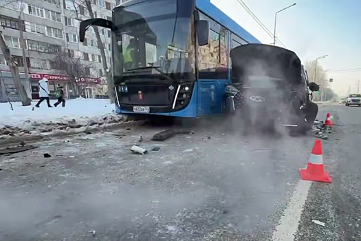 Массовое ДТП с участием автобусов и легковушек произошло в Красноярске