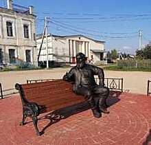 В селе Устье установили бронзовый памятник купцу, прообразом которого стал меценат Иван Никуличев