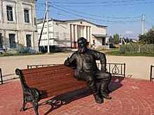 В селе Устье установили бронзовый памятник купцу, прообразом которого стал меценат Иван Никуличев