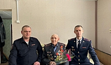 Волгоградские полицейские поздравили участника Сталинградской битвы с праздником