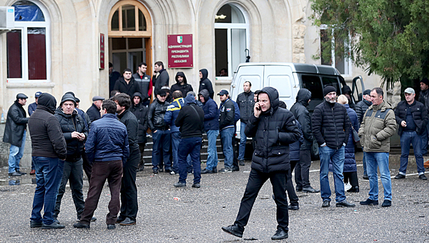 Абхазские протестующие вооружились в администрации президента