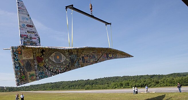 Самый большой в мире бумажный самолет поднялся в воздух: видео