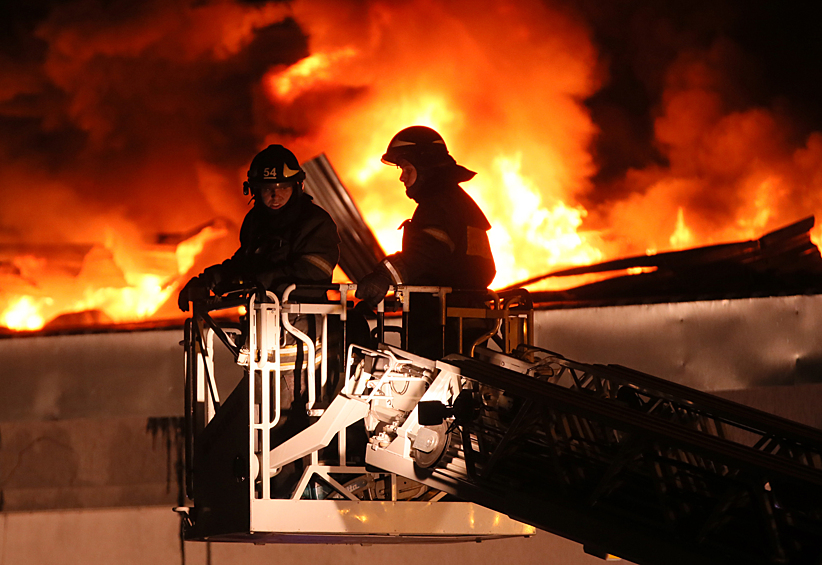 "Они одними из первых прибыли на место пожара, сразу провели разведку и эвакуировали более 100 работников склада", - сообщил представитель министерства