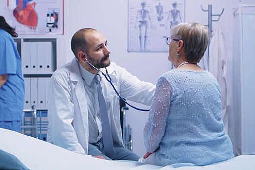 "Ъ": Минздрав РФ поменяет порядок оказания медпомощи пожилым