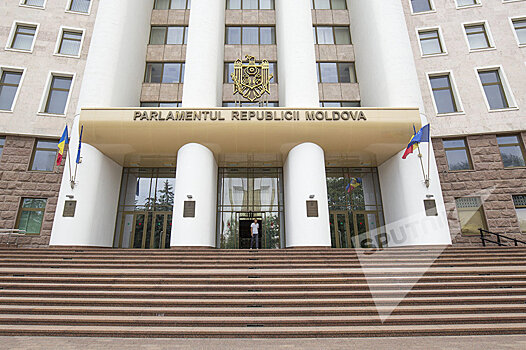 Заседание парламента Молдовы началось со скандала