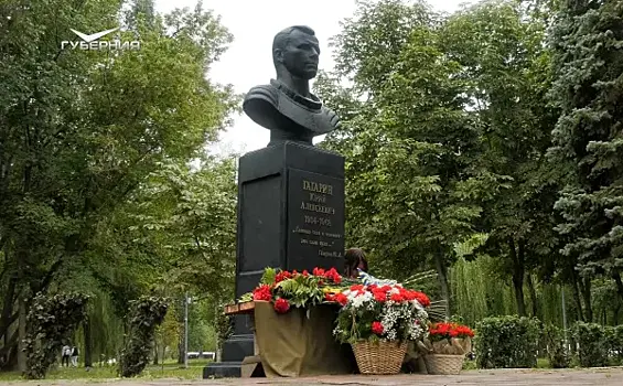 В День ВВС в Самаре возложили цветы к памятнику Юрию Гагарину