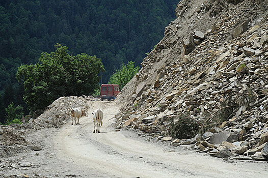 Камнепад перекрыл трассу в Сванети
