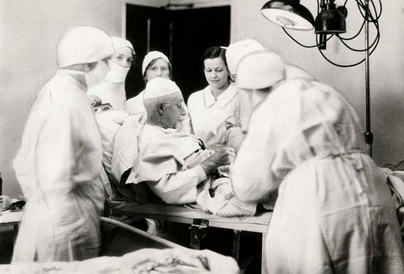 Доктор Эван О’Нил Кейн делает себе операцию на грыже, США, 1932 год.