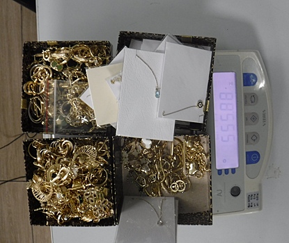 В аэропорту Краснодара у ювелира и его жены нашли контрабандные драгоценности на 1,6 млн рублей