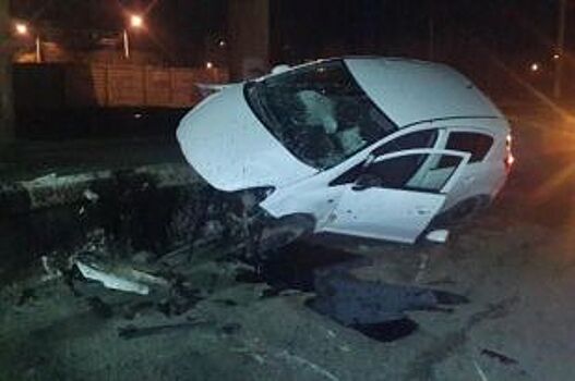 В Невинномысске 29-летний водитель иномарки въехал в бетонный отбойник