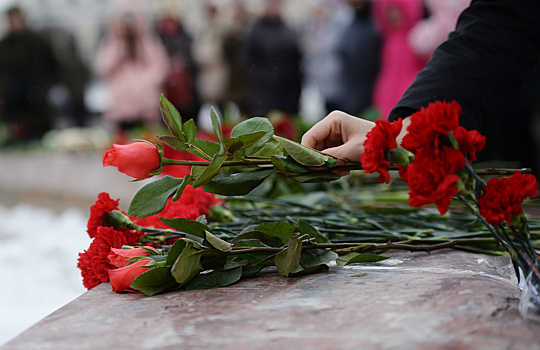 К мемориалу Города-героя Керчи приносят цветы