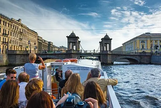 В Петербурге существенно вырос спрос на водные ночные экскурсии под разводными мостами