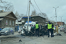 В Самаре иномарка превратилась в металлолом после столкновения со столбом