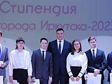 Мэр Иркутска вручил стипендии 300 лучшим школьникам, молодежь поблагодарила за такую мотивацию