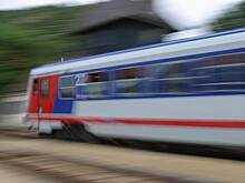 Куривший на станции пассажир зацепился за тронувшийся скоростной поезд и поехал дальше