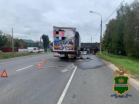На трассе А130 произошло ДТП с участием трех грузовиков и микроавтобуса