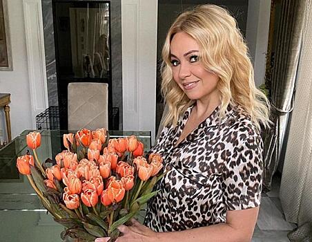 «Хлопот прибавилось»: Рудковская в нарядах Dior вышла на прогулку с младшим сыном