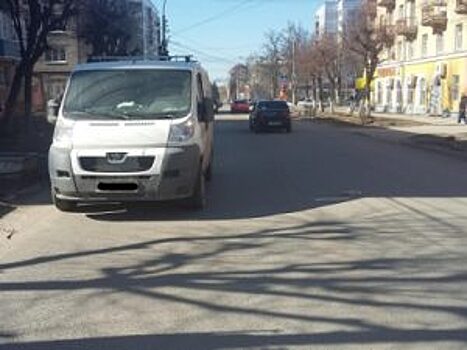 В Рязани под колеса фургона попали двое детей