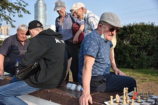 Пенсионеры РФ, получающие пенсии на карту "Мир" смогут получить дополнительно 2000 рублей