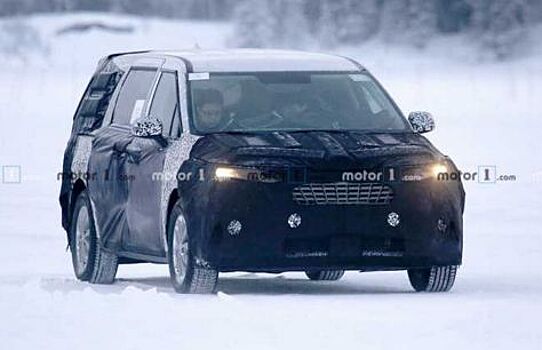 Новый минивэн Kia Sedona впервые вышел на тесты