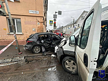 В Тольятти пенсионерка на Kia проскочила на красный и врезалась в автобус