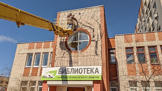 Граффити на экотему начал рисовать Олег Иванов на здании библиотеки №10