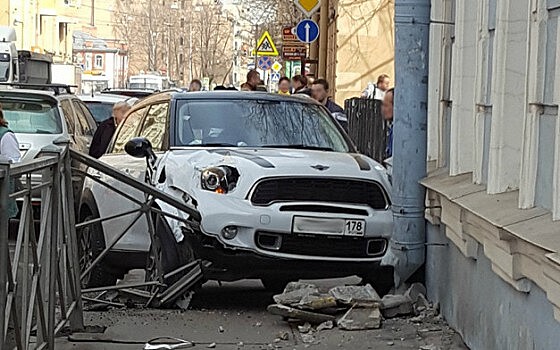 Девушка на Mini Cooper протаранила дом в Петербурге