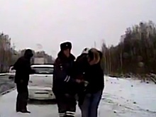 В Красноярском крае полицейские оперативно доставили к врачам водителя с сердечным приступом
