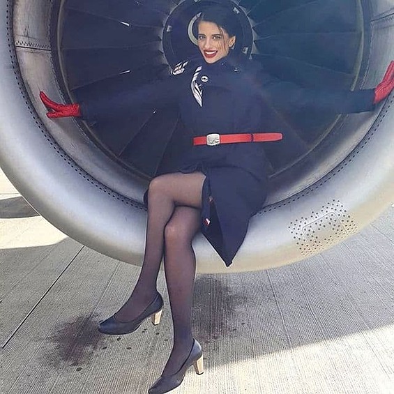 На этот раз стюардессы надели свои фирменные юбки и каблуки и залезли в турбины. 