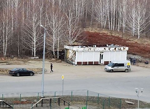 В Челябинске демонтаж павильона на Тополиной аллее начался сразу после сигнала жителей