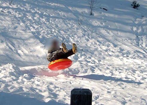 Осужден водитель, из-за которого в Тынде подросток на тюбинге ударился об остановку