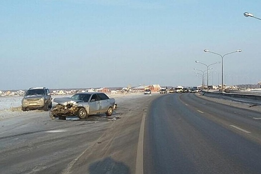 Тюменец на "Ладе" сбил водителя SsangYong на обочине