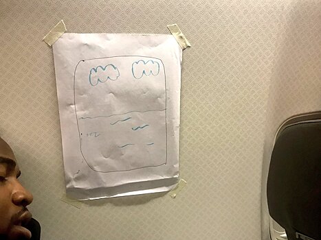 Стюардесса нарисовала иллюминатор для капризного пассажира