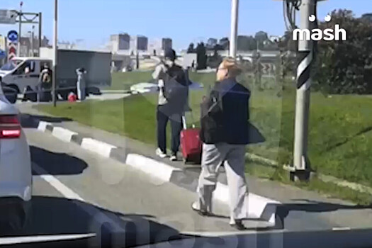 Пробка парализовала движение к аэропорту в Адлере, десятки туристов опоздали на рейсы