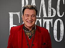 Популярный певец рассказал о работе дворником параллельно с гастролями за рубежом