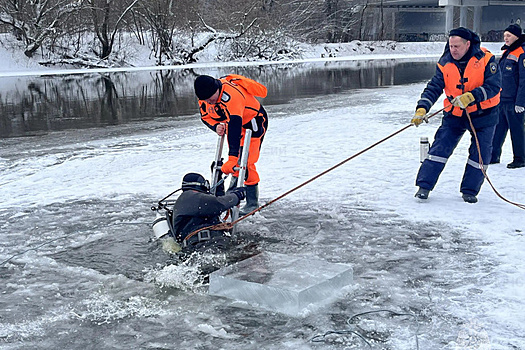 В российском городе вторую неделю ищут провалившихся под лед детей