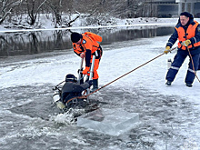 В российском городе вторую неделю ищут провалившихся под лед детей