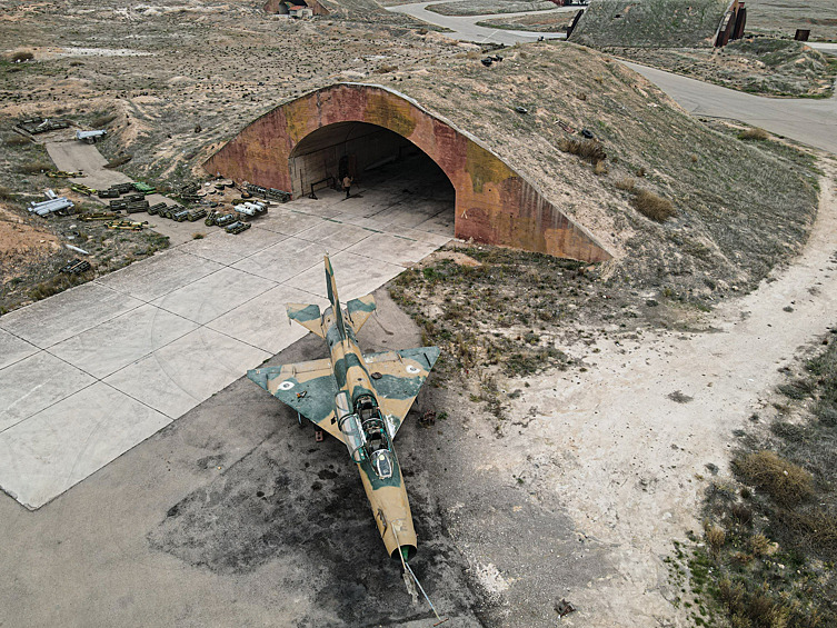 Брошенный самолет сирийских ВВС на авиабазе у города Хама