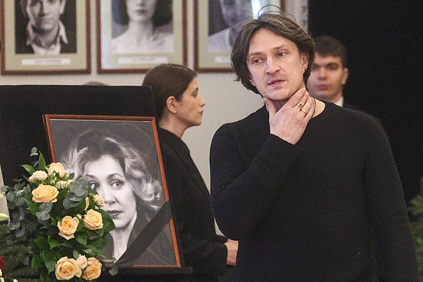 Актер Юрий Чурсин на церемонии прощания с актрисой Ольгой Чиповской в Большом портретном фойе Театра имени Евгения Вахтангова, 9 февраля 2026 года