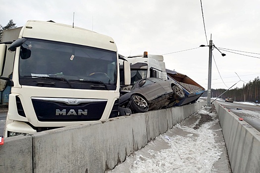 Две фуры смяли легковушку на трассе "Скандинавия"