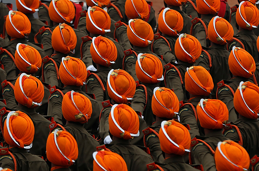 Индийские солдаты маршируют во время парада Дня Республики в Нью-Дели